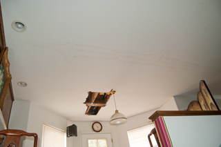 Master Bathtub
            Overflow Leaks in downstairs Breakfest Nook