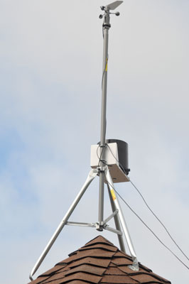 Peet Bros weather station on Radio Shack Roof Top
        Antenna Mast Tripod